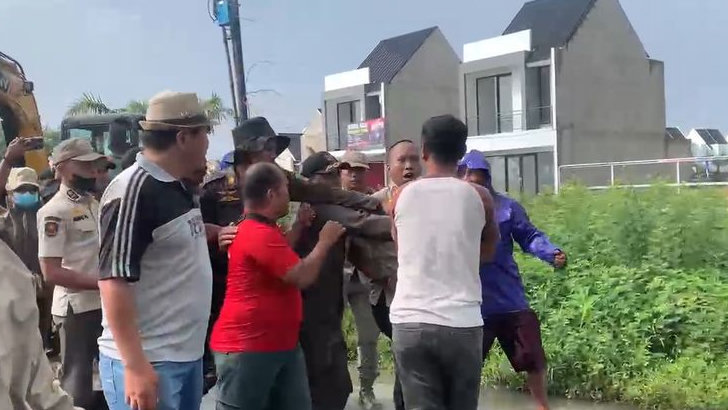 Pembongkaran Bangli di Babelan Diwarnai Aksi Protes, Warga Halangi Alat Berat Satpol PP