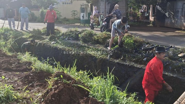 Pemerintah Desa Burangkeng Gelar Kerja Bakti Bersihkan Saluran Air