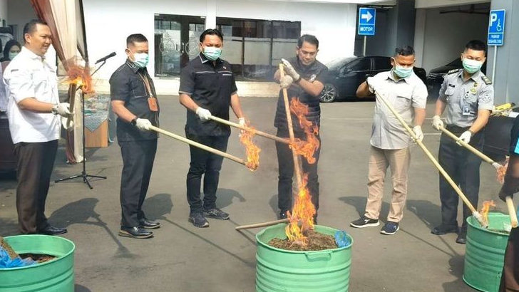 Kejari Kota Bekasi Musnahkan Barang Bukti 74 Perkara, Termasuk Narkotika dan Senjata Api