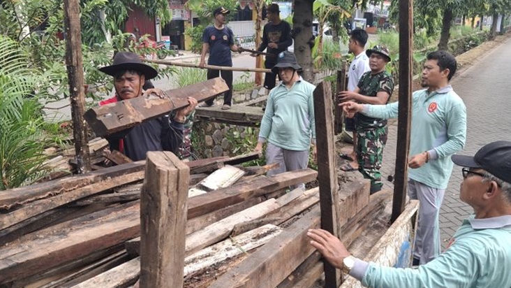 Kerja Bakti di Bekasi Timur Regency 2 Berlanjut, Pemdes Burangkeng Fokus Bersihkan Saluran Air