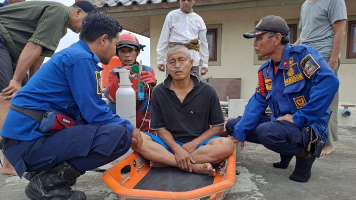 Petugas Damkar Evakuasi Warga yang Jatuh Saat Perbaiki Speaker Masjid di Mustikajaya