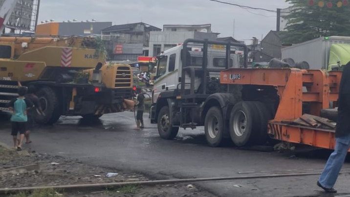 Gara-Gara Truk Tersangkut di Perlintasan Kereta, Perjalanan Commuter Line Bekasi Terhambat