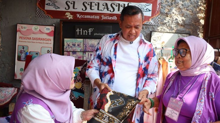 Tri Adhianto Kunjungi Rumah Batik Lansia Selasih, Apresiasi Kreativitas dan Pemberdayaan Warga Jatiluhur