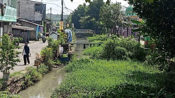 Kali Perwira Penuh Lumpur dan Rumput, Warga Berharap Normalisasi