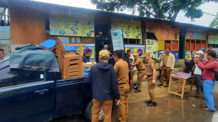 Pedagang Samping Unisma Kalimalang Bongkar Mandiri Lapaknya