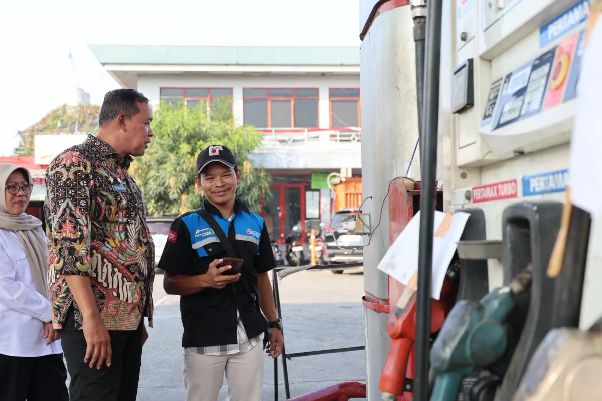 Wali Kota Bekasi, Tri Adhianto, meninjau SPBU