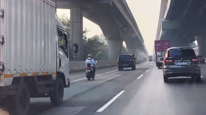 Pemotor Masuk Tol Jakarta-Cikampek Gara-Gara Ikut Aplikasi, Berakhir Ditilang
