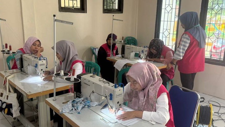 Pelatihan Menjahit Dorong Pemberdayaan Perempuan di Desa Cikarageman