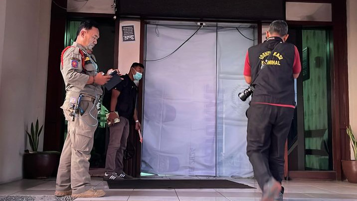 Demo di DPRD: 2 Mobil Polisi Rusak, Salah Satunya Bertuliskan 'Tolak RUU TNI'