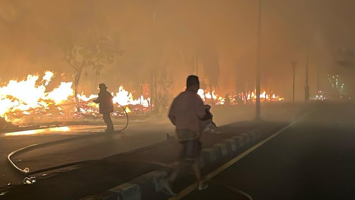 Kebakaran Lapak Palet di Cikarang Timur, Jalur Pantura Ditutup Dua Arah