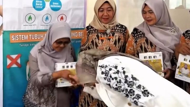Ade Puspitasari Serahkan Alat Kesehatan untuk Kader Posyandu di Kota Bekasi