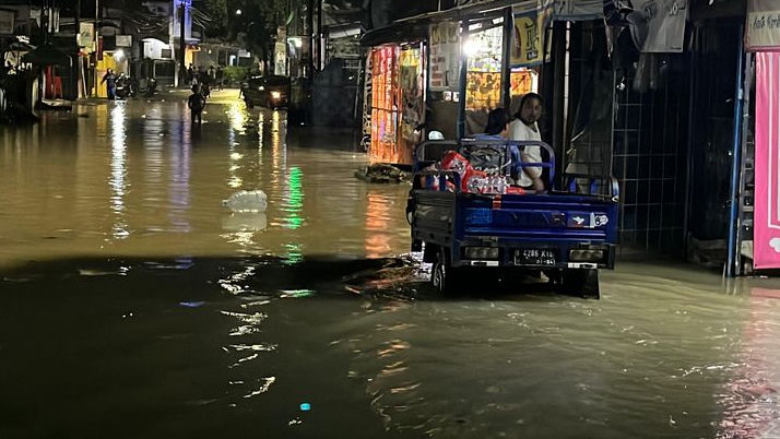 Akses ke Stasiun Bekasi Lumpuh, Jalan Raya Veteran Terendam Banjir hingga 50 Cm