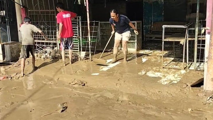 Damkar Kota Bekasi Terus Bersihkan Lumpur di Pondok Gede Permai