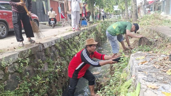 Kerja Bakti Desa Burangkeng Sasar Saluran Air Perumahan Mustika Grande