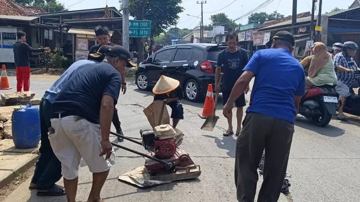 Warga Cibening Tambal Jalan Rusak Secara Swadaya, Ada Dukungan Swasta