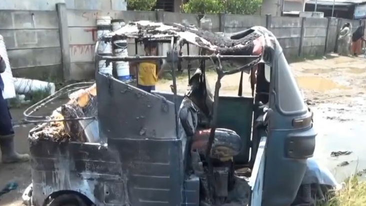 Bajaj Terbakar di Cikarang, Sopirnya Tidak Sadar Hingga Diberitahu Pengendara Lain