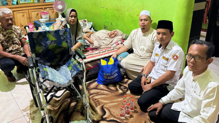 Karang Taruna Kabupaten Bekasi Kunjungi Ai Marlina, Pengurus yang Derita TB Tulang