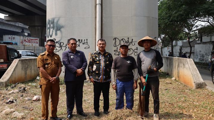 Wawali Bekasi Berikan Apresiasi untuk Pak Dahlan, Penjaga Kebersihan Jalan Cikunir