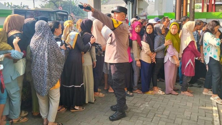 1.900 Kantong Beras Bantuan Pangan Disalurkan ke Warga Bojong Menteng