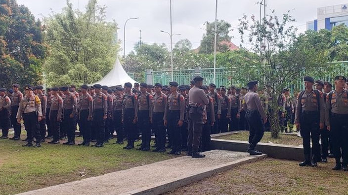 Polisi Periksa Kadar Alkohol Penonton Persija vs PSBS Biak