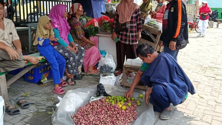 Pedagang Pasar Pejuang Pratama Bertahan dengan Lapak Darurat Pasca Kebakaran