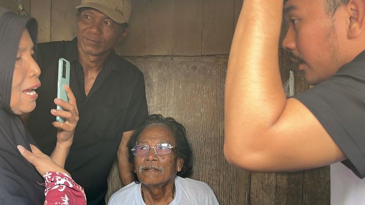 Kakek Cambang Senang Bupati Kunjungi Langsung Kediamannya