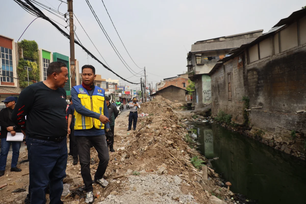 Wali Kota Tri Adhianto Blusukan Cek Titik Banjir dan Perbaikan Jalan di Bekasi
