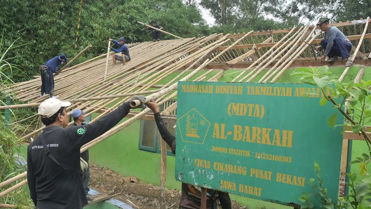 Harrosa Darma Renovasi Gedung Madrasah Berisiko Ambruk di Bekasi