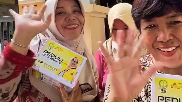 Ade Puspitasari Bagikan Alat Tensi untuk Kader Posyandu se-Kelurahan Bojong Rawalumbu