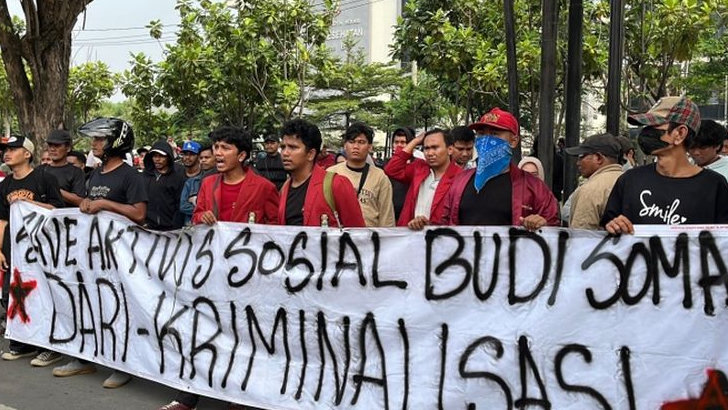 Mapolres Metro Bekasi Kota Diserbu Warga, Tuntut Pembebasan Budi dan Firmansyah