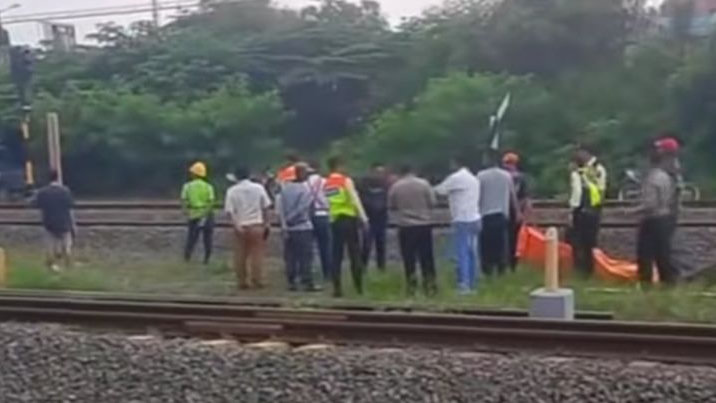 Wanita Lansia Tewas Tersambar Commuter Line di Flyover Kranji