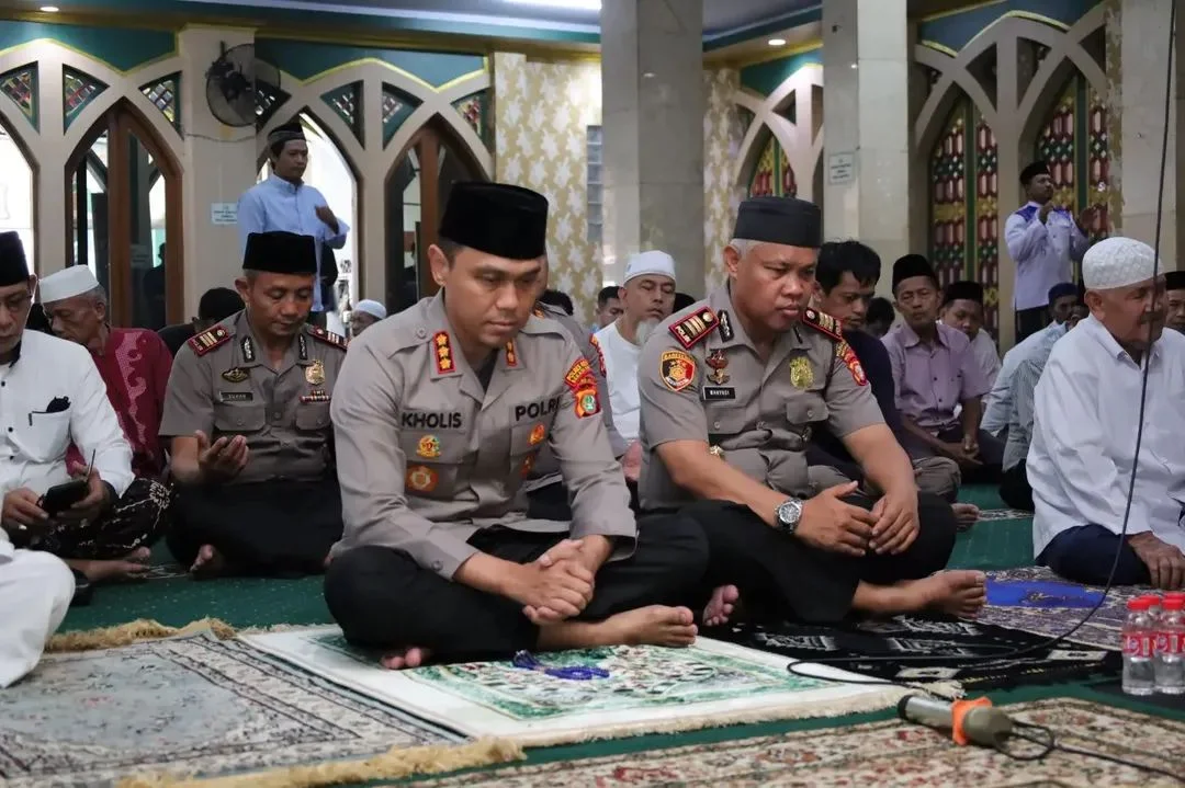 Kapolres Metro Bekasi Kota Menyapa Jamaah Masjid Jami Nurul Yaqin Jatibening