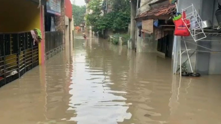 Banjir Kiriman dari Bogor Rendam Margahayu, Warga Kesulitan Beraktivitas