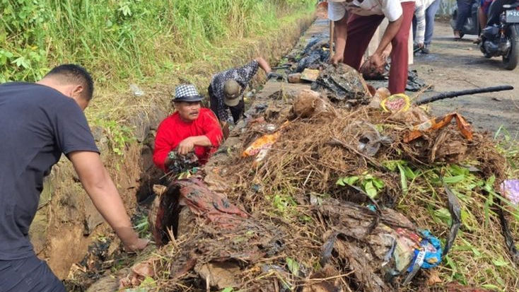 Kerja Bakti Burangkeng Garap Selokan Mampet, Penuh Sampah Popok dan Plastik