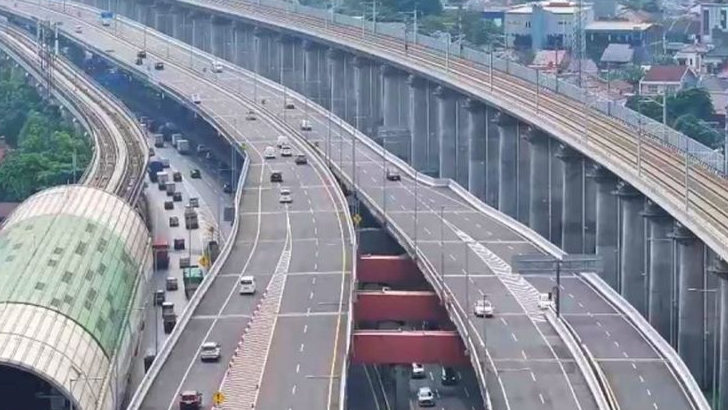 Lalu Lintas di Jalan Layang MBZ Meningkat Tajam Saat Libur Waisak 2025